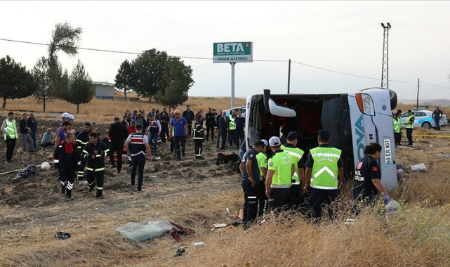 Yolcu Otobüsü Devrildi:6 Ölü,35 Yaralı