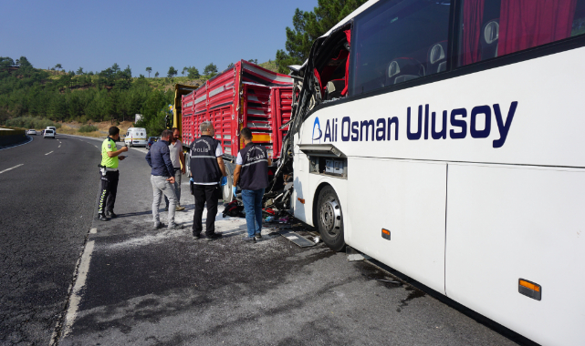 Yolcu Otobüsü Tıra Arkadan Çarptı:2 Ölü,12 Yaralı