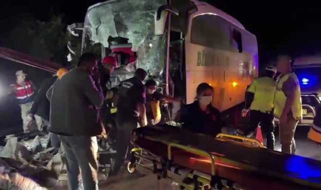 Yolcu Otobüsü Traktöre Çarptı:2 Ölü,18 Yaralı