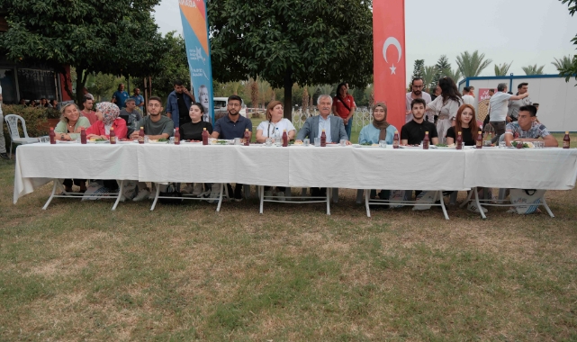 Adana'da Üniversite Kazanan Öğrencilere Kebap İkram Edildi