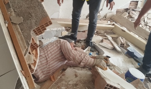 Ağır Hasarlı Binanın Duvarı Üzerine Devrildi