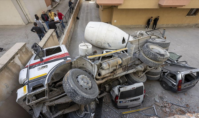 Ağırlığı Kaldıramayan Beton Mikseri Araçların Üzerine Düştü