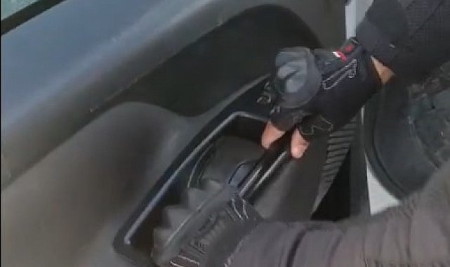 Aracın Kapı Döşemesinin İçinden Tabancı Çıktı