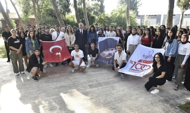 Başkan Karalar, Yeşiloba Şehitliği Müzesi’ni Gençlerle Ziyaret Etti