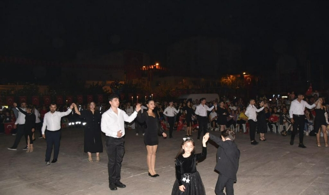 Belediye Çalışanlarından Atatürk’ün En Sevdiği Vals Gösterisi