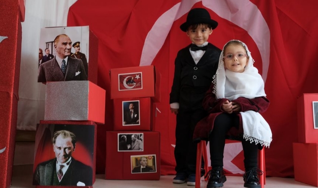 Çukurovalı Miniklerden Cumhuriyet Defilesi