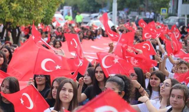 Cumhuriyet'in 100. Yılını 100 Metrelik Bayrakla Kutladılar