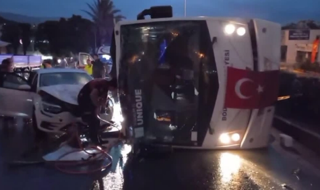 Devrilen midibüsle otomobil çarpıştı