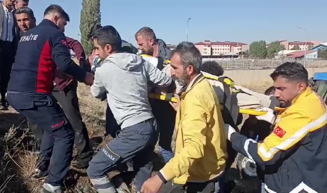 Devrilen Traktörün Altında Kaldı