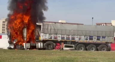Freni Boşalan Kamyon Bariyerlere Çarpıp Yandı