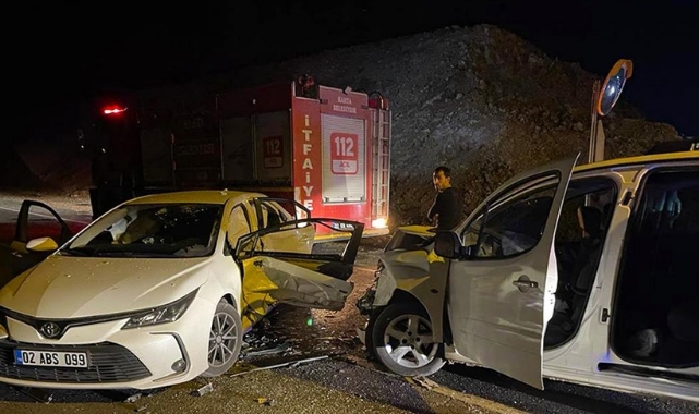 Hafif Ticari Araç İle Otomobil Çarpıştı