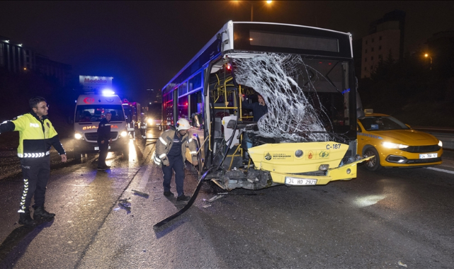 İETT Otobüsü İle Minibüs Çarpıştı