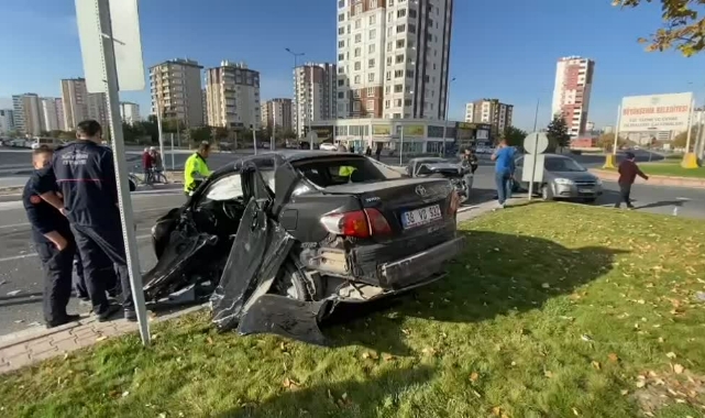 İki Otomobil Çarpıştı