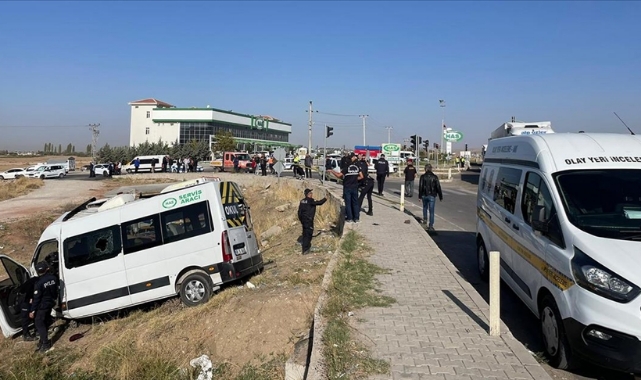 İşçi Servisi İle Kamyonet Çarpıştı