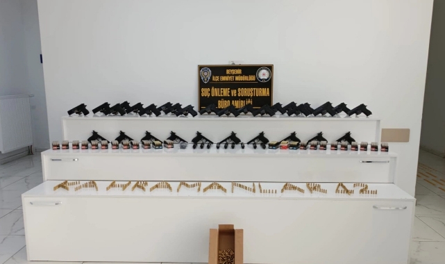 Kaçak Silahları Çorapların İçine Gizlemişler!