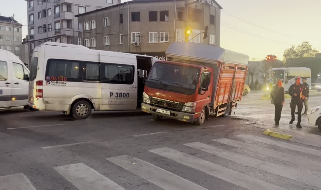 Kamyonet İle İşçi Servisi Çarpıştı
