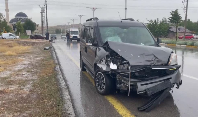 Kavşakta Feci Kaza:8 Yaralı