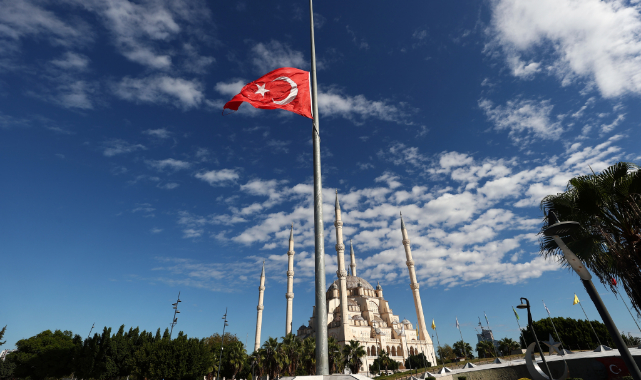 Milli Yas İlanının Ardından Adana'da Türk Bayrakları Yarıya İndirildi