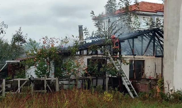 Müstakil Evin Çatısı Alev Alev Yandı