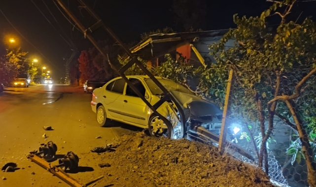 Otomobil Aydınlatma Direğine Çarptı