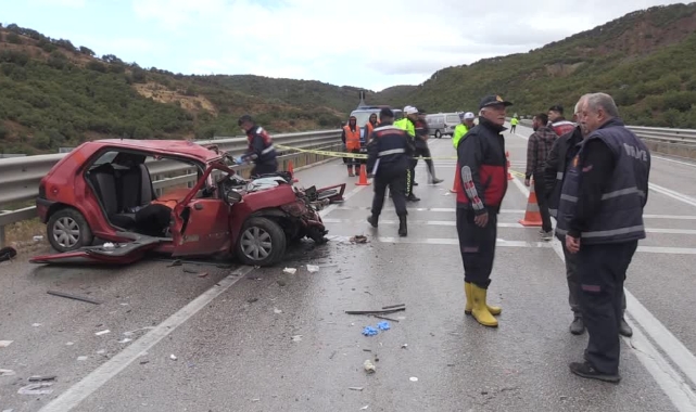 Otomobil Kamyona Çarptı:4 Ölü,1 Yaralı