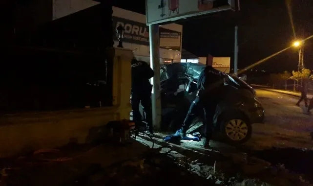Otomobil Reklam Tabelasına Çarptı
