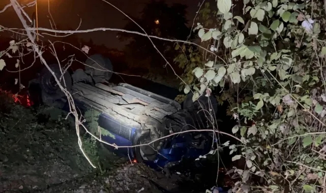 Otomobil Şarampole Devrildi:2 Yaralı