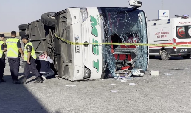 Otomobille Çarpışan Yolcu Otobüsü Devrildi