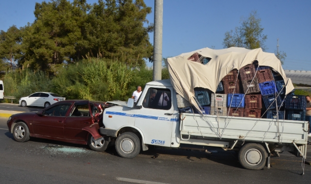 Otomobille Kamyonet Çarpıştı:3 Yaralı