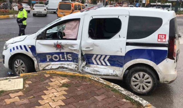 Polis Aracı Otomobille Çarpıştı:2 Yaralı