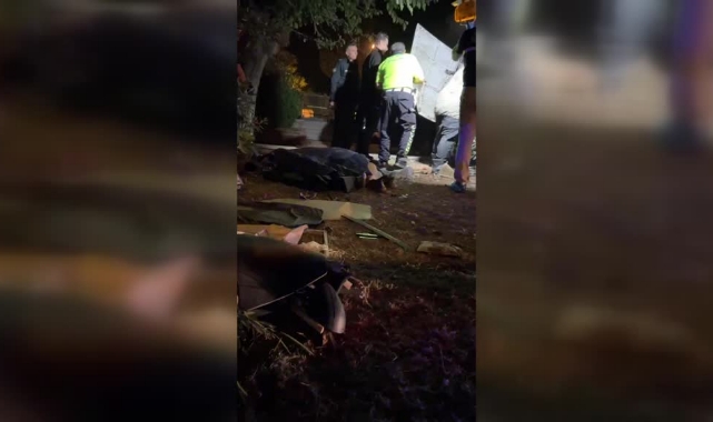 Refüje Çarpan Otomobildeki 2 Kişi Öldü