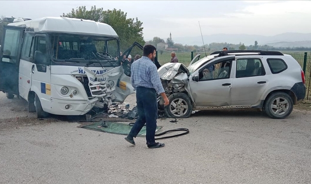 Servis Minibüsü İle Otomobil Çarpıştı