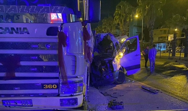 Tur Minibüsü Kamyona Çarptı:1 Ölü,11 Yaralı