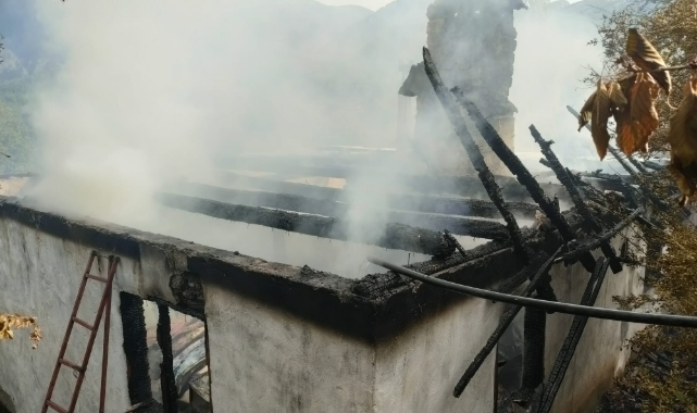 Yaşlı Çiftin Ahşap Evi Alev Alev Yandı