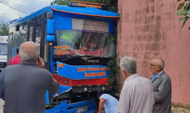 Yolcu Otobüsü Duvara Çarptı