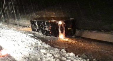 2 Yolcu Otobüsü Devrildi:22 Yaralı