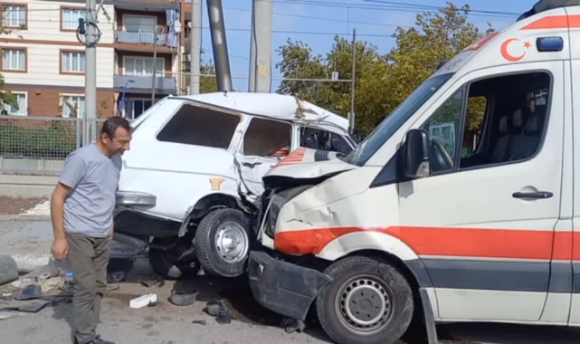 Ambulansla otomobil çarpıştı