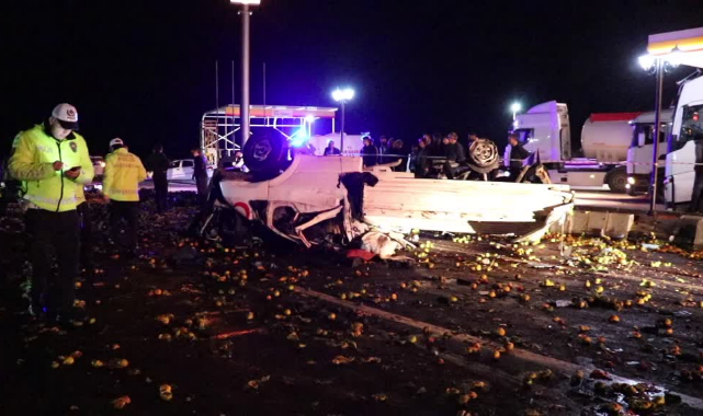 Arka Tekeri Patlayan Kamyonet Kaldırıma Çarpıp Devrildi