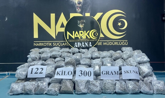 &#039;&#039;Dur&#039;&#039; İhtarına Uymayan Araçtan 122 Kilo 300 Gram Skunk Çıktı