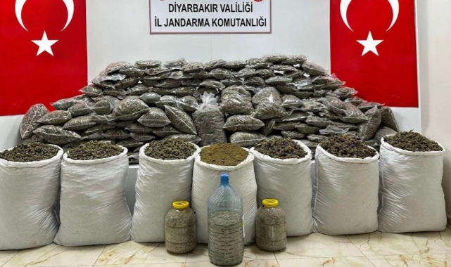 El yapımı patlayıcı ve 204 kilogram esrar yakalandı