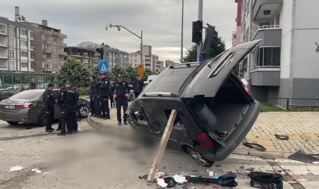 Hafif Ticari Araç Otomobille Çarpıştı