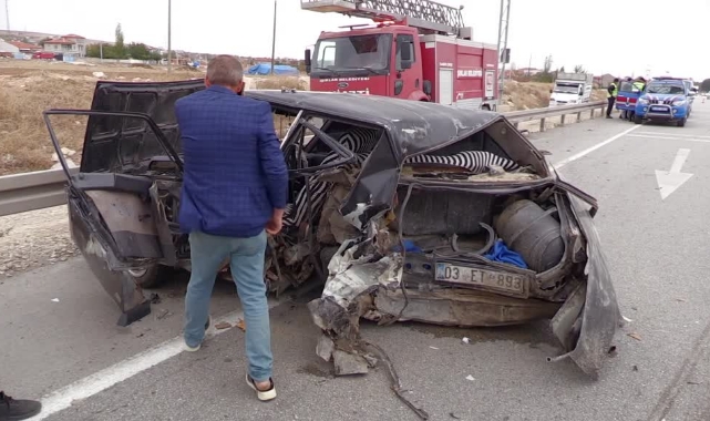 İki Otomobil Çarpıştı:1 Ölü,4 Yaralı