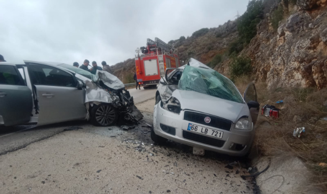 İki Otomobil Çarpıştı:1 Ölü,4 Yaralı