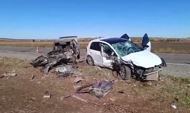 İki Otomobil Çarpıştı:2 Ölü,1 Yaralı