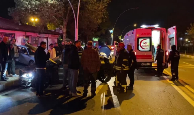 İki Otomobil Çarpıştı:3 Yaralı