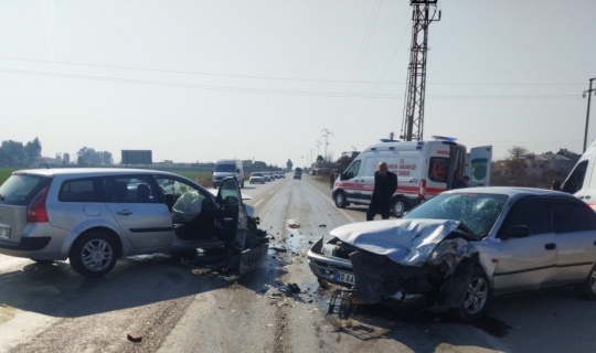 İki Otomobil Çarpıştı