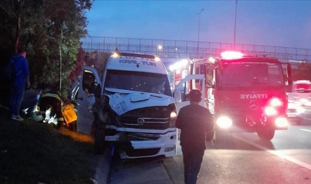 İşçi Servisi İle Otomobil Çarpıştı