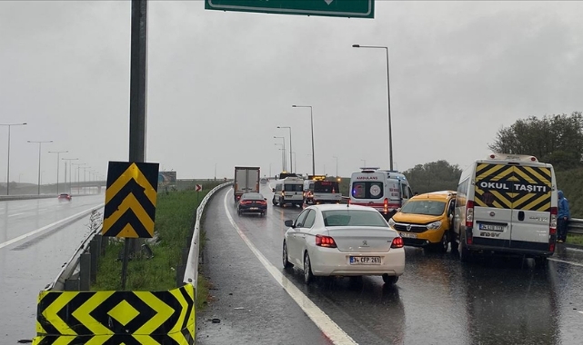 İşçi Servisi Taksiyle Çarpıştı:13 Yaralı