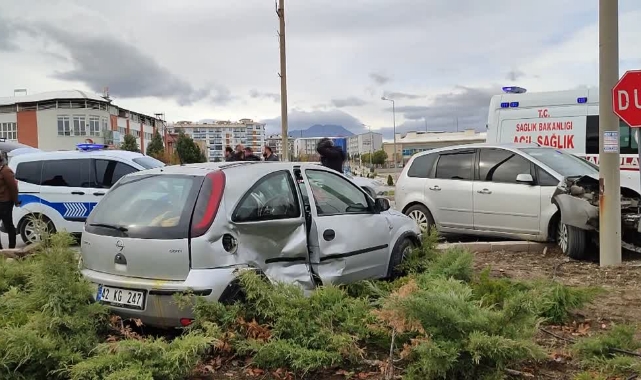 Kavşakta Feci Kaza:6 Yaralı