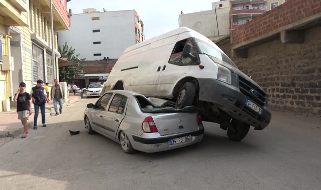 Kontrolden Çıkan Minibüs Otomobilin Üzerine Çıktı